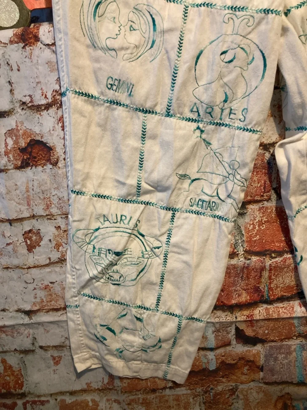 Urban Outfitters Cream Capris with Teal Graphic Print - Picture 3 of 11